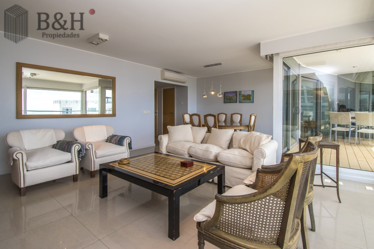 Apartamento ID.5677 - Excelente Apartamento de 2 Dormitorios y Dependencia de Servicio en Playa Mansa