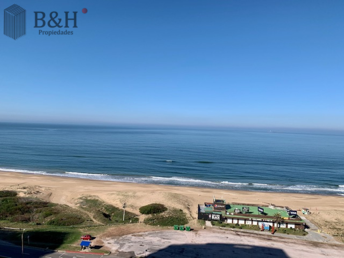 Apartamento ID.5732 - Venta y alquiler temporario de apartamento de tres dormitorios mas dependencia de servicio en Playa Brava