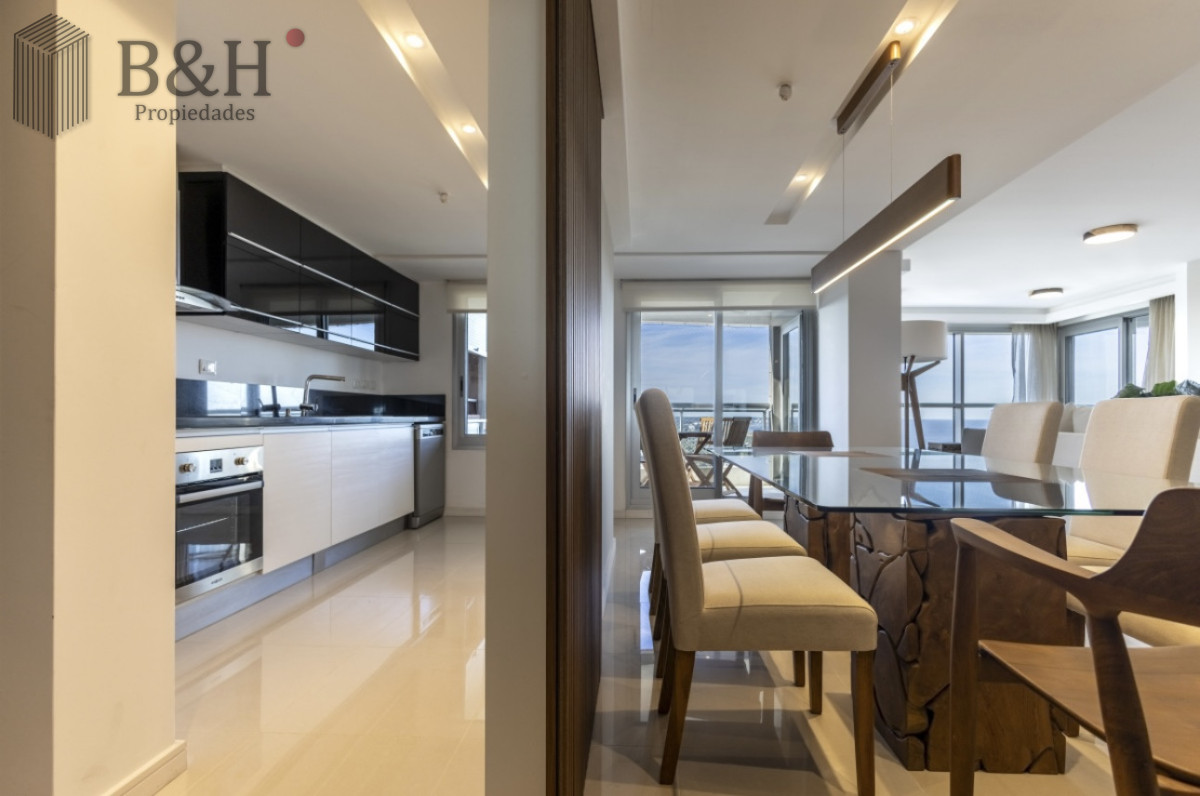 Apartamento ID.5441 - Moderno Penthouse con Vista al Mar, en Playa Brava, 3 Dormitorios con Parrillero y Dependencia de servicio