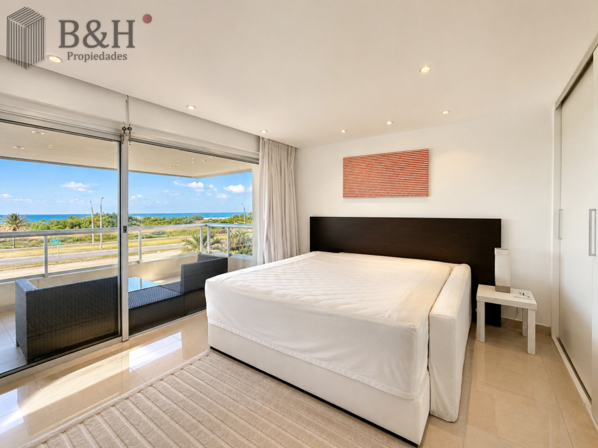 Apartamento ID.6544 - Venta de apartamento de 3 dormitorios sobre primera fila de Playa Brava, Punta del Este