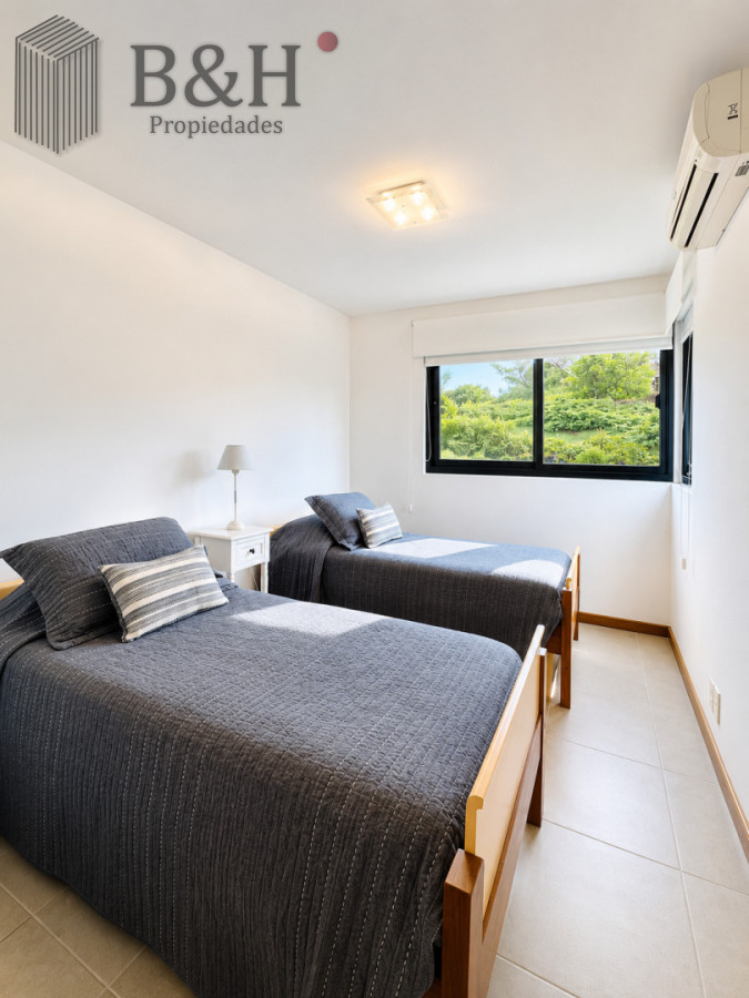 Apartamento ID.6472 - Excelente y amplio departamento duplex en venta de 3 dormitorios mas dependencia con parrillero, Punta Ballena