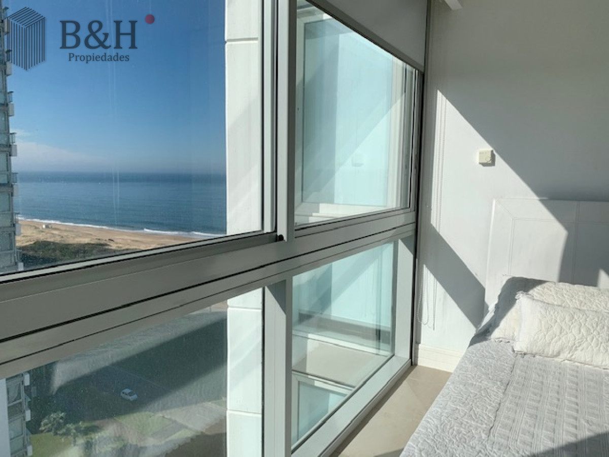 Apartamento ID.5732 - Venta y alquiler temporario de apartamento de tres dormitorios mas dependencia de servicio en Playa Brava