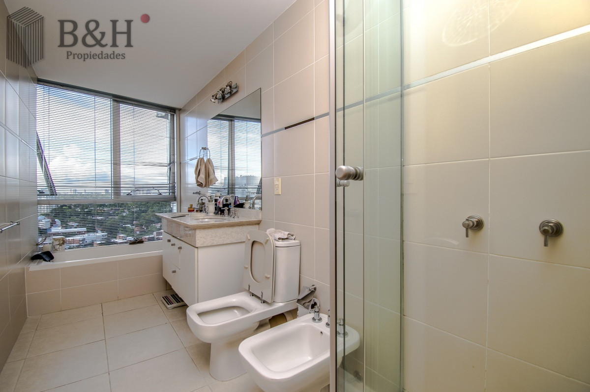 Apartamento ID.395 - Venta de apartamento de tres dormitorios más dependencia en playa Mansa, Punta del Este