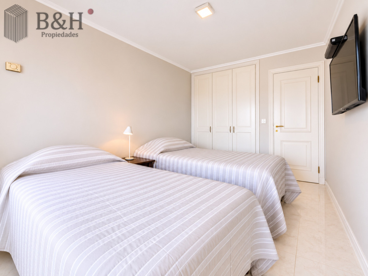 Apartamento ID.2030 - Apartamento de 3 Dormitorios sobre Playa Mansa, en Venta y Alquiler