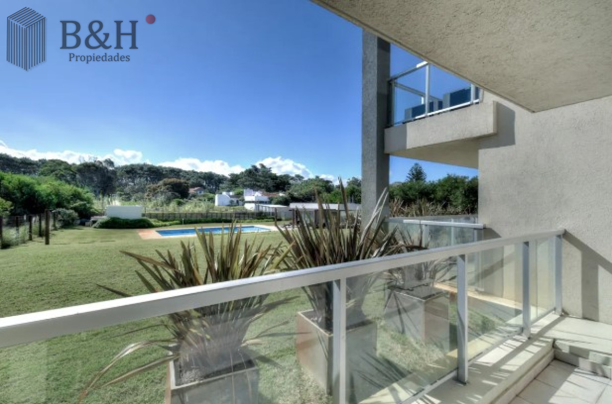 Apartamento ID.2176 - Apartamento de 3 Dormitorios en Venta Primera Línea del Mar, Playa Brava Punta del Este
