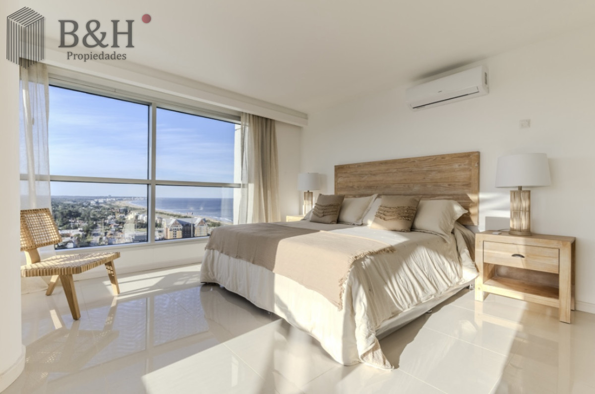 Apartamento ID.5441 - Moderno Penthouse con Vista al Mar, en Playa Brava, 3 Dormitorios con Parrillero y Dependencia de servicio