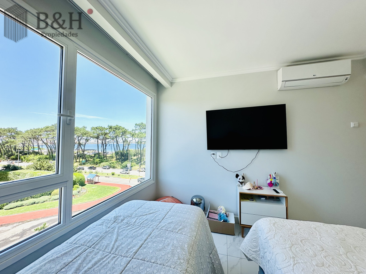 Apartamento ID.3916 - Apartamento Frente al Mar de 3 Dormitorios y Dependencia en Playa Mansa, Punta del Este 