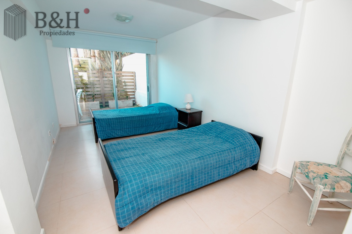 Apartamento ID.852 - Oportunidad en Venta de Apartamento de planta baja con salida al jardín de tres dormitorios en Playa Montoya