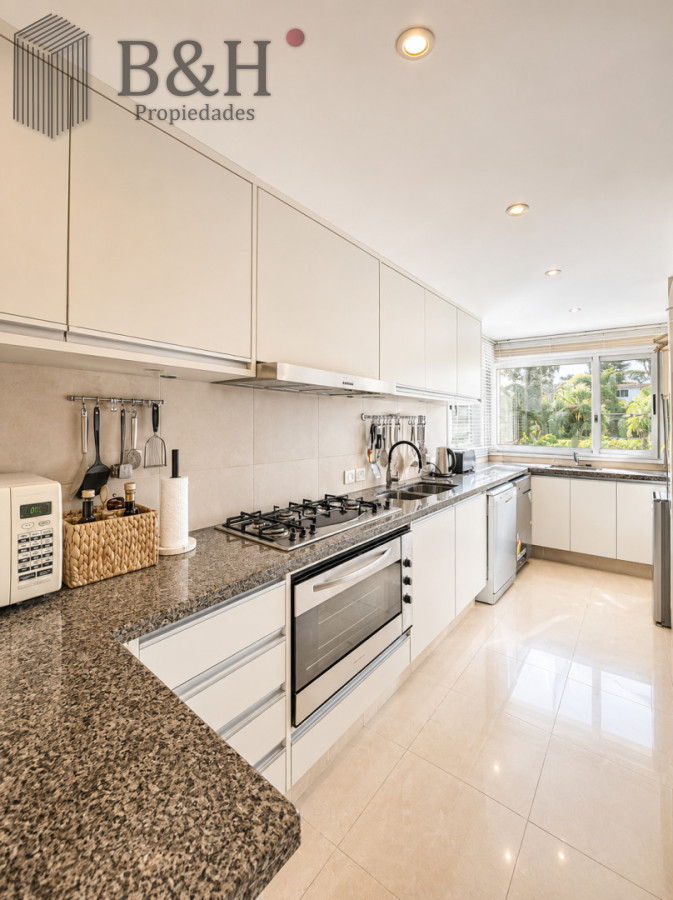 Apartamento ID.6544 - Venta de apartamento de 3 dormitorios sobre primera fila de Playa Brava, Punta del Este