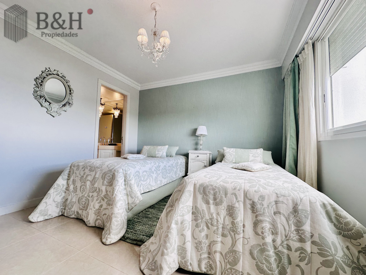 Apartamento ID.4496 - Lujoso Penthouse de 4 Dormitorios con Vista al Mar sobre Playa Mansa, Punta del Este