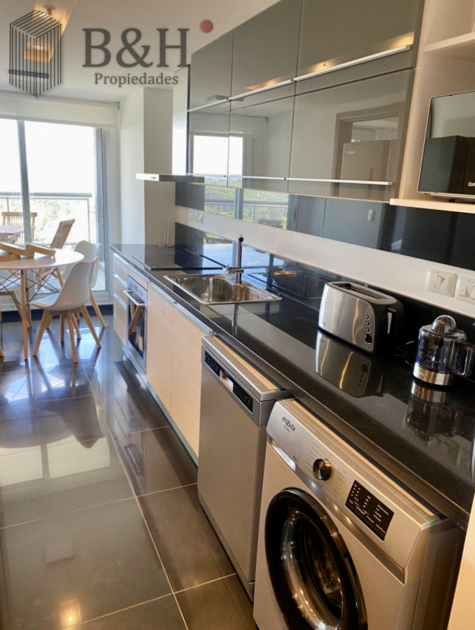 Apartamento ID.5905 - Alquiler temporal de apartamento piso alto de 2 dormitorios más servicio en playa brava 