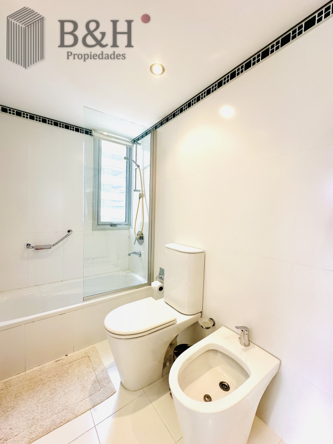 Apartamento ID.2690 - Oportunidad en Venta y Alquiler temporal de maravilloso departamento esquinero en Torre Le Parc, Playa Brava, Punta del Este