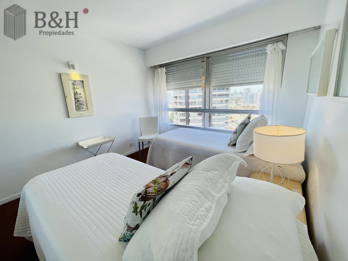 Apartamento ID.1426 - Alquiler temporario de maravilloso departamento piso alto de tres dormitorios, Peninsula, Punta del Este