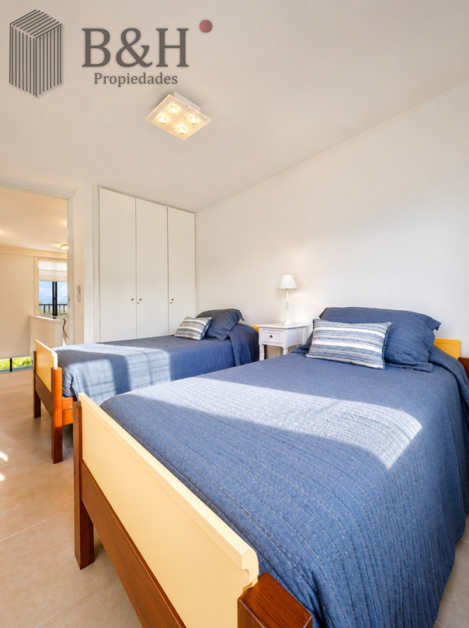 Apartamento ID.6472 - Excelente y amplio departamento duplex en venta de 3 dormitorios mas dependencia con parrillero, Punta Ballena