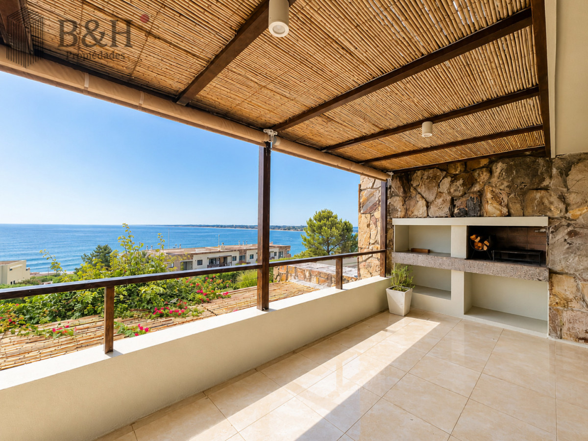 Apartamento ID.6472 - Excelente y amplio departamento duplex en venta de 3 dormitorios mas dependencia con parrillero, Punta Ballena