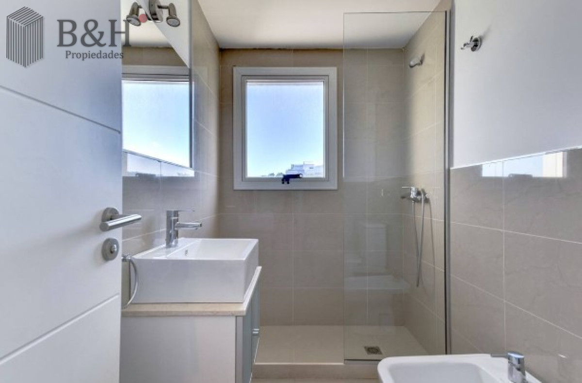 Apartamento ID.2176 - Apartamento de 3 Dormitorios en Venta Primera Línea del Mar, Playa Brava Punta del Este