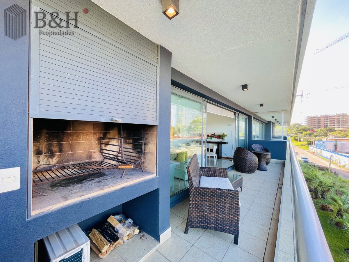 Apartamento ID.414 - Apartamento de 2 Dormitorios y Parrillero Frente a Playa Brava, Punta del Este