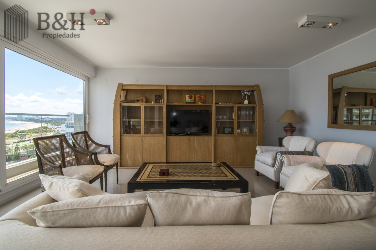 Apartamento ID.5677 - Excelente Apartamento de 2 Dormitorios y Dependencia de Servicio en Playa Mansa