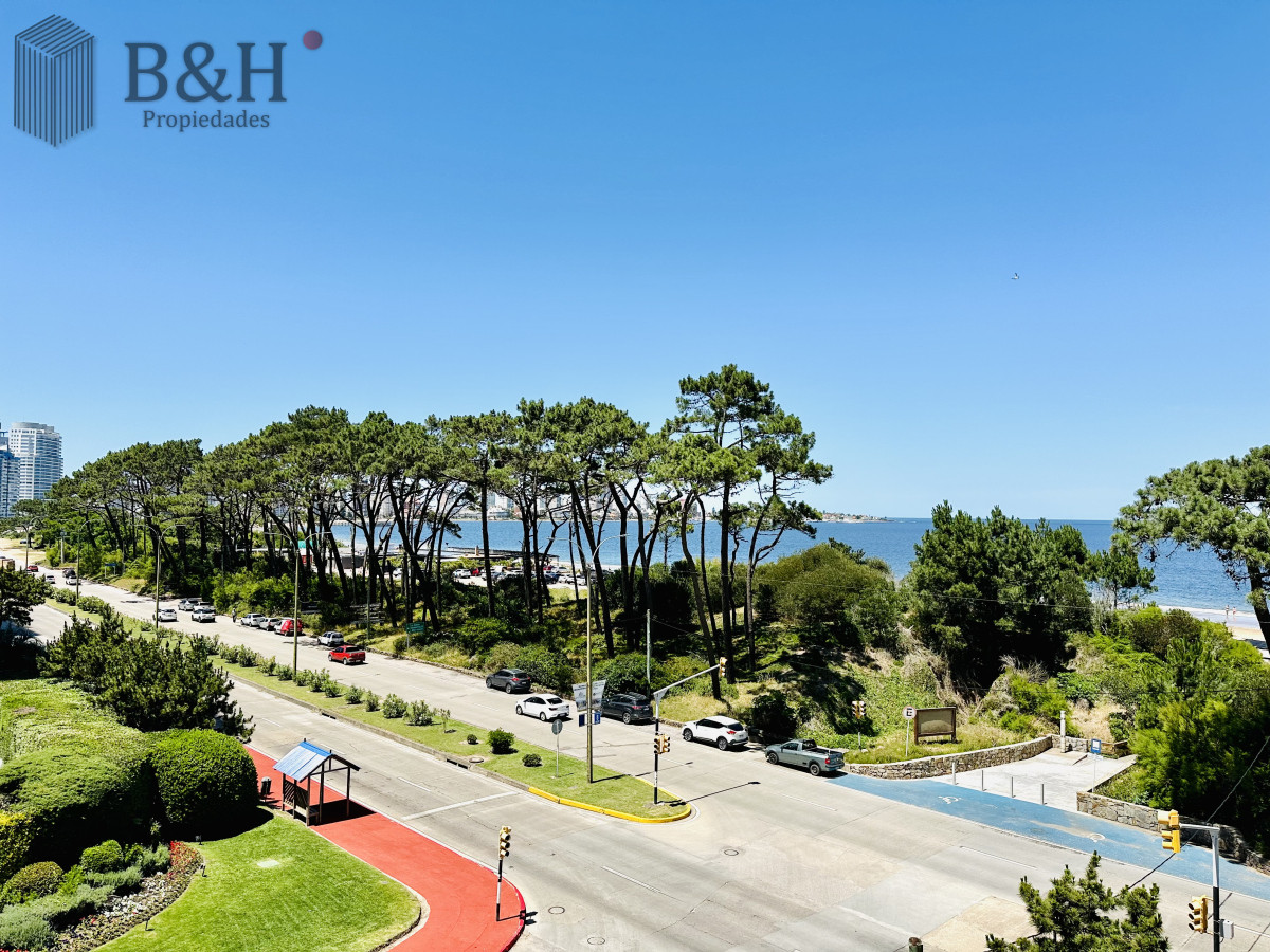 Apartamento ID.3916 - Apartamento Frente al Mar de 3 Dormitorios y Dependencia en Playa Mansa, Punta del Este 