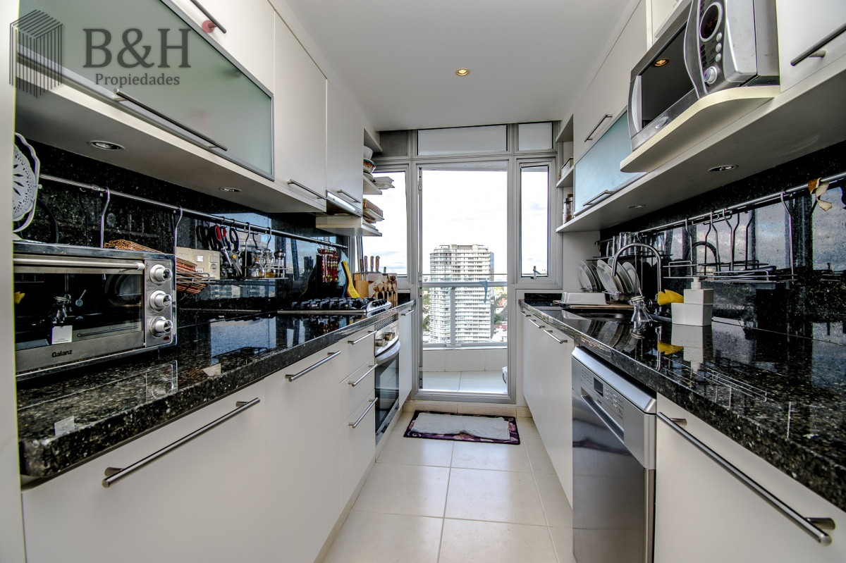Apartamento ID.395 - Venta de apartamento de tres dormitorios más dependencia en playa Mansa, Punta del Este