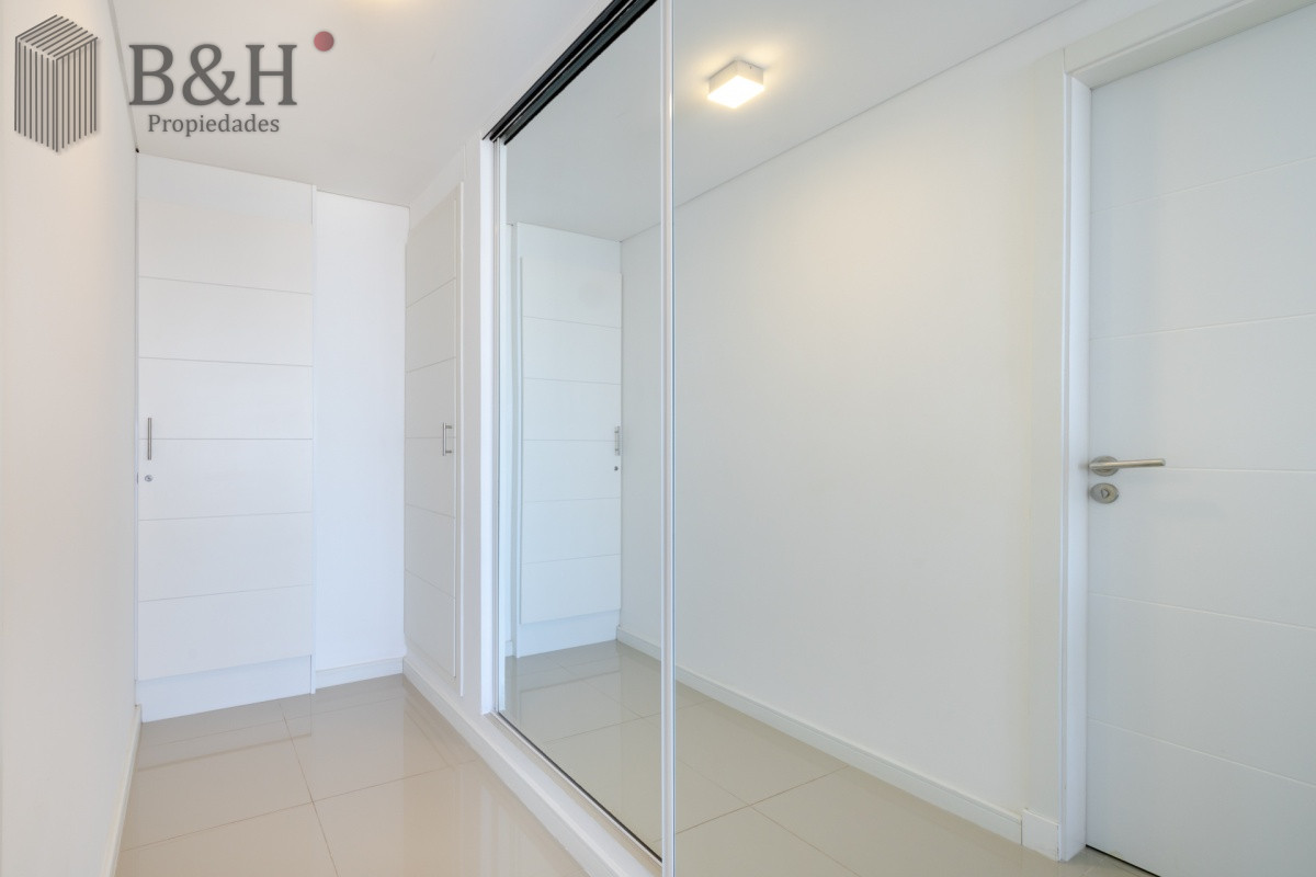 Apartamento ID.473 - Apartamento de 2 Dormitorios en Playa Brava con Vista al Mar - Venta