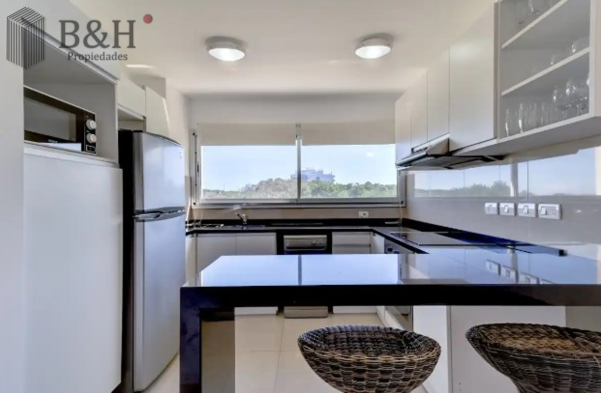 Apartamento ID.2176 - Apartamento de 3 Dormitorios en Venta Primera Línea del Mar, Playa Brava Punta del Este