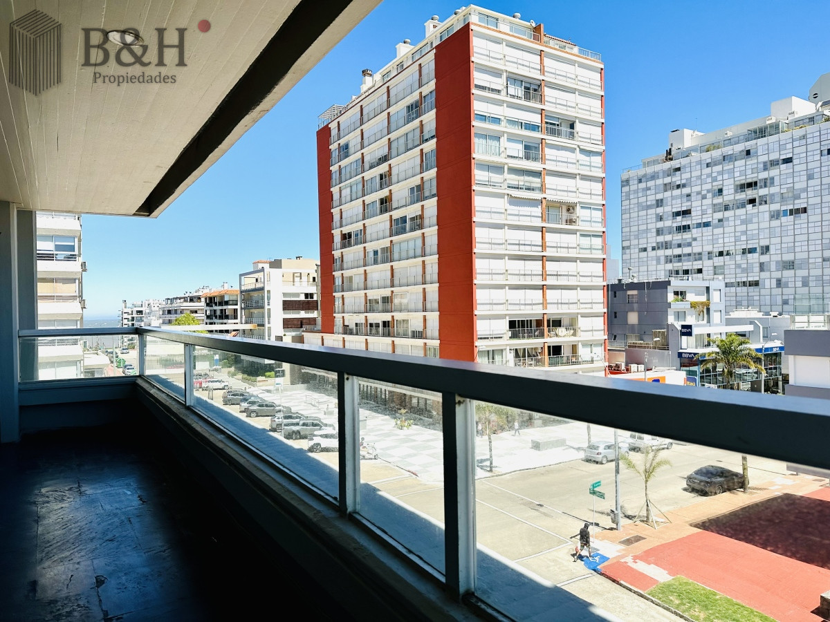 Apartamento ID.1487 - Venta y alquiler temporario de apartamento de gran metraje con tres dormitorios mas dependencia de servicio en Peninsula de Punta del Este