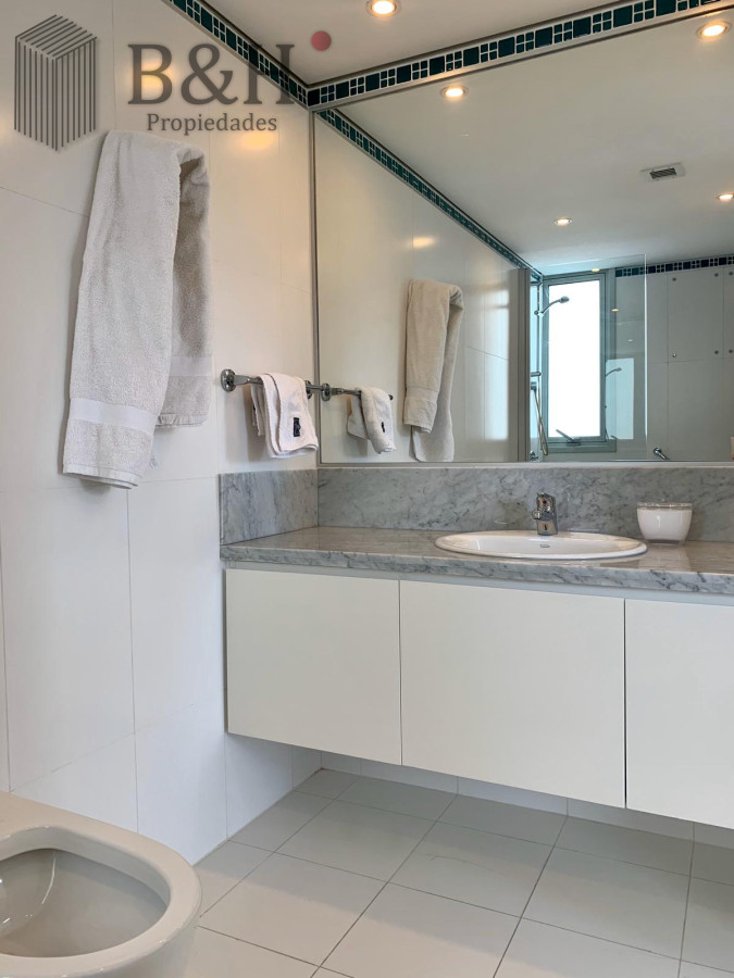 Apartamento ID.1233 - Venta y alquiler de departamento esquinero de tres dormitorios mas dependencia de servicio, Torre LE PARC, playa Brava. Punta del Este