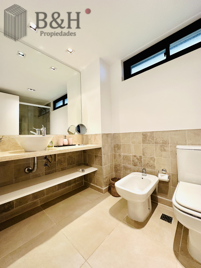 Apartamento ID.6472 - Excelente y amplio departamento duplex en venta de 3 dormitorios mas dependencia con parrillero, Punta Ballena