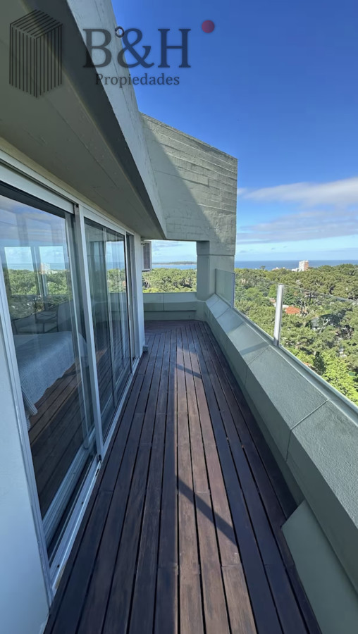 Apartamento ID.6726 - Penthouse con vista al mar en Punta del Este, 2 Dormitorios, en Alquiler Anual