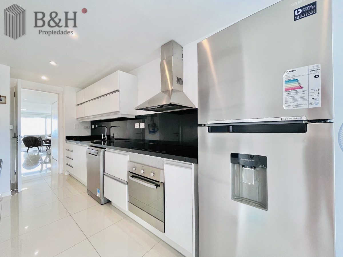 Apartamento ID.350 - Apartamento de 3 Dormitorios y Parrillero Frente al Mar, Playa Mansa