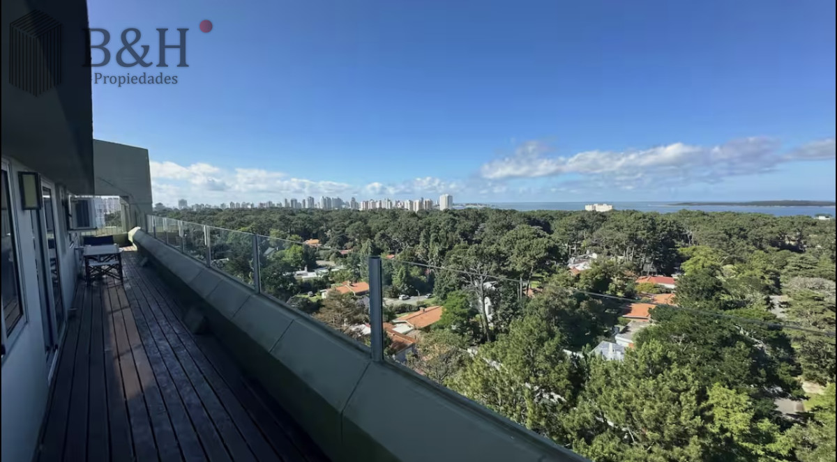 Apartamento ID.6726 - Penthouse con vista al mar en Punta del Este, 2 Dormitorios, en Alquiler Anual