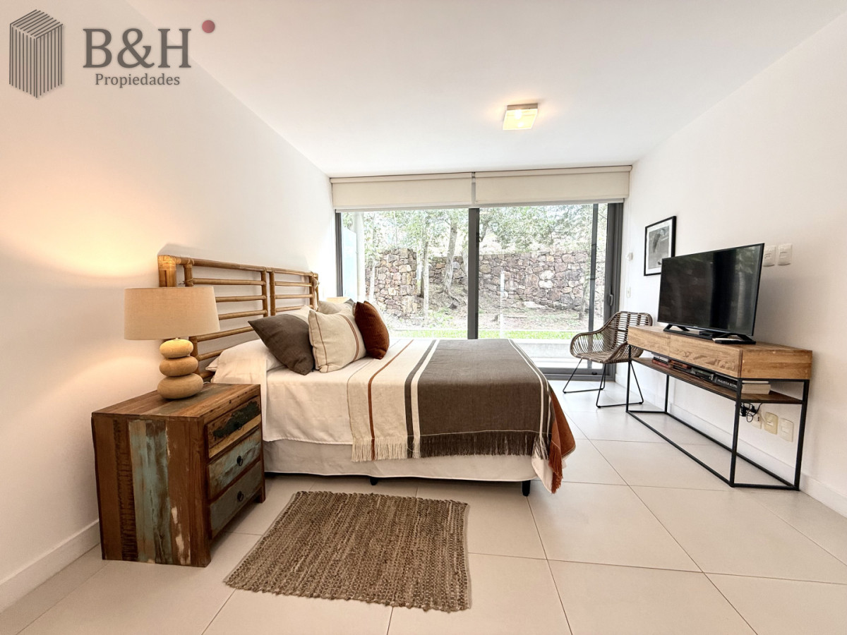 Apartamento ID.7065 - Venta de hermoso departamento de 2 dormitorios más parrillero en Punta Ballena 
