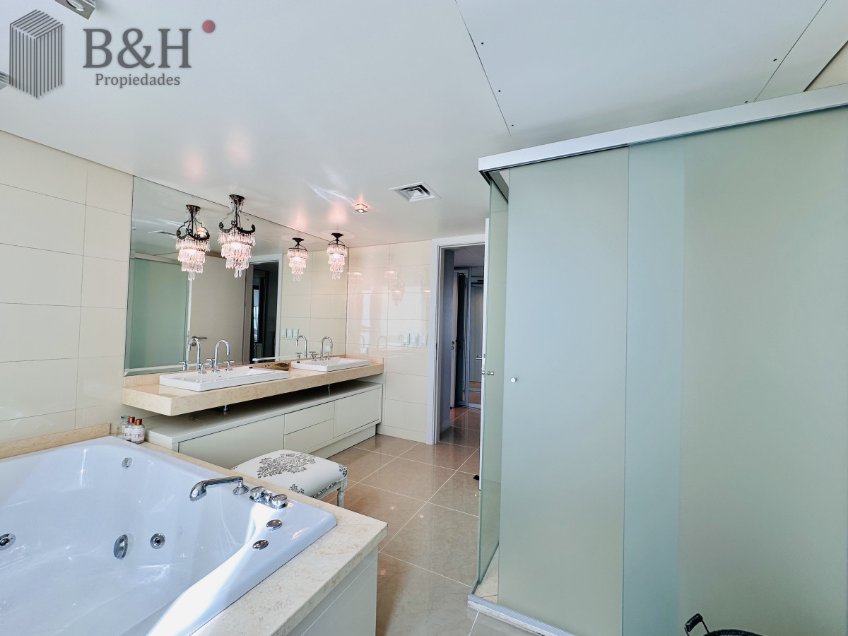Apartamento ID.4496 - Lujoso Penthouse de 4 Dormitorios con Vista al Mar sobre Playa Mansa, Punta del Este