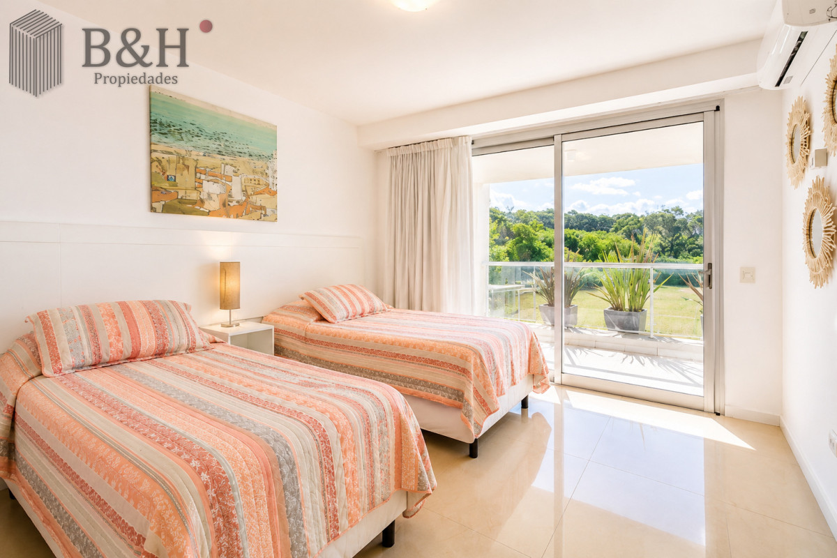 Apartamento ID.7480 - Apartamento de 3 Dormitorios en Primera Línea del Mar, Playa Brava Punta del Este