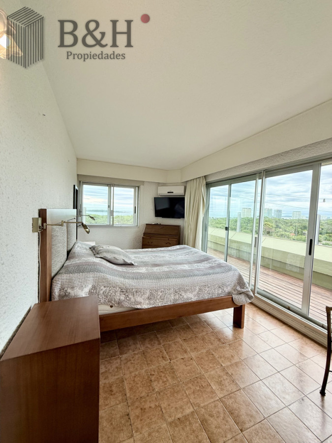 Apartamento ID.6726 - Penthouse con vista al mar en Punta del Este, 2 Dormitorios, en Alquiler Anual