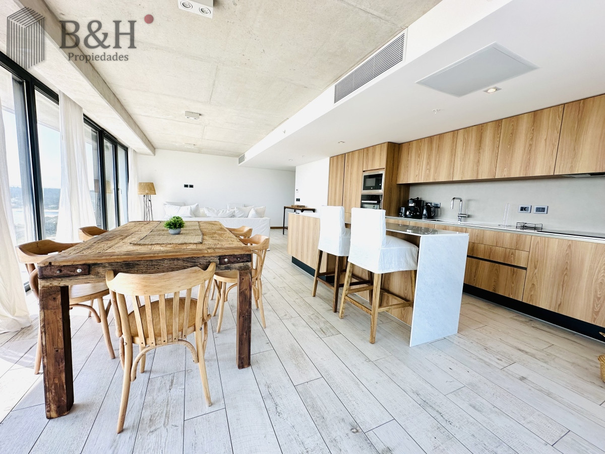 Apartamento ID.2283 - Venta de Apartamento de 1 Dormitorio en suite piso alto de Torre Surfside Village, Punta del Este