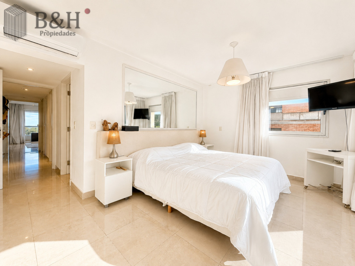 Apartamento ID.6544 - Venta de apartamento de 3 dormitorios sobre primera fila de Playa Brava, Punta del Este