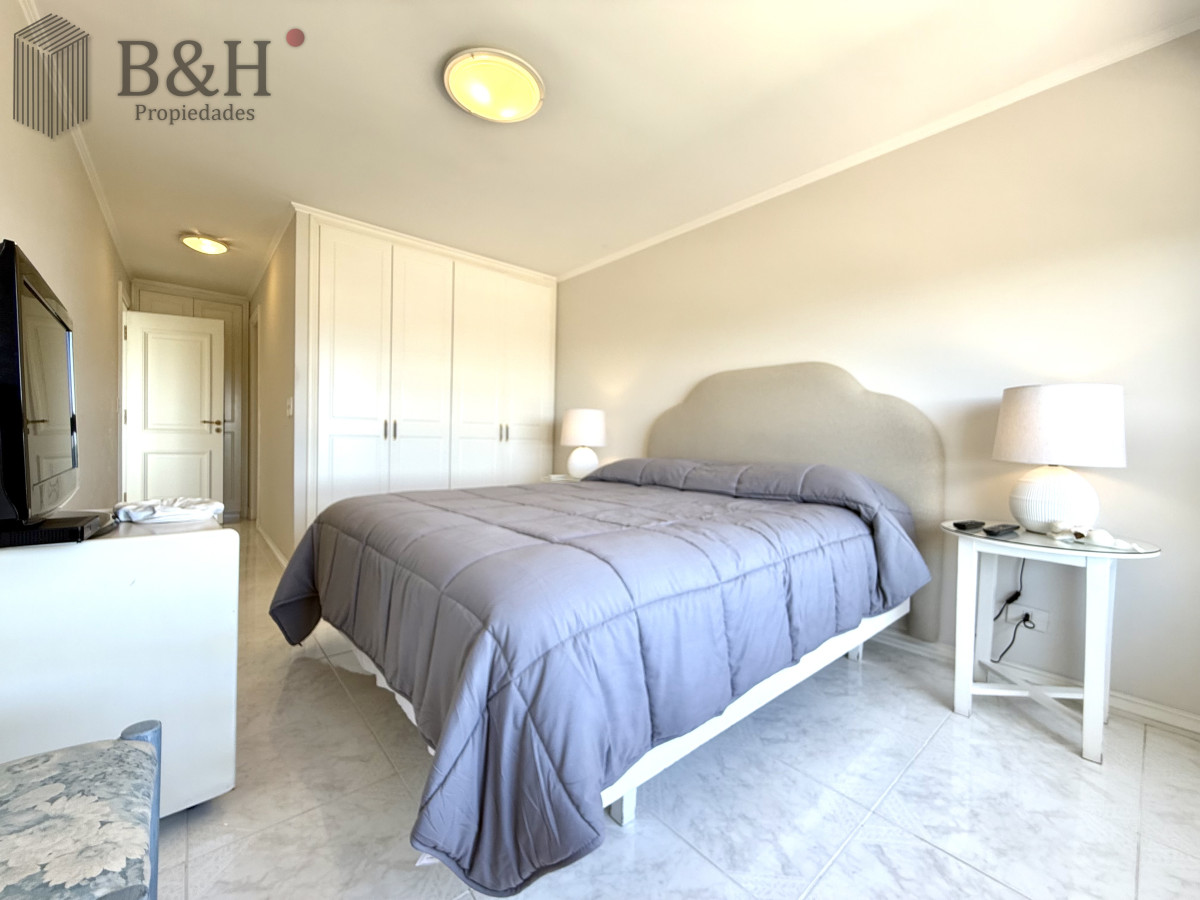 Apartamento ID.6171 - Alquiler temporario de apartamento esquinero de tres dormitorios más dependencia de servicio sobre Playa Mansa, Punta del Este