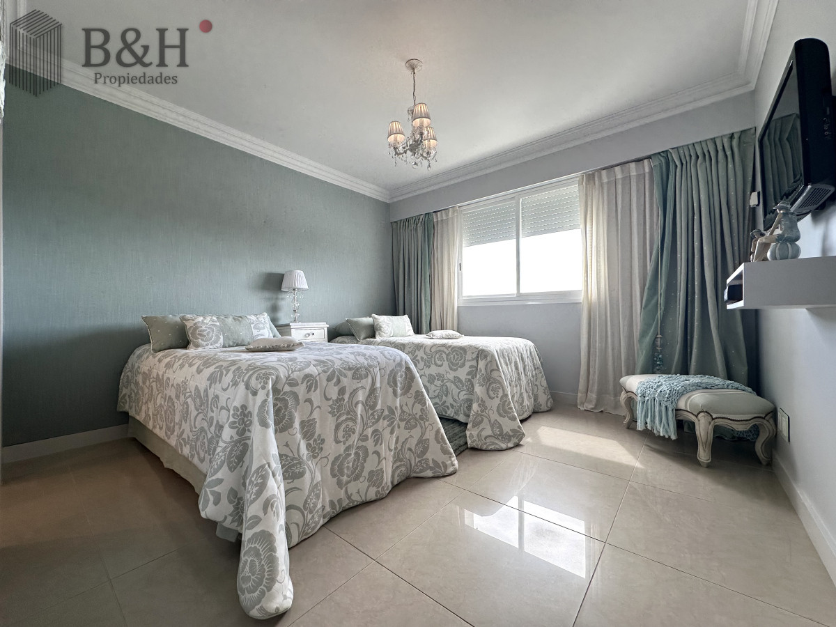 Apartamento ID.4496 - Lujoso Penthouse de 4 Dormitorios con Vista al Mar sobre Playa Mansa, Punta del Este