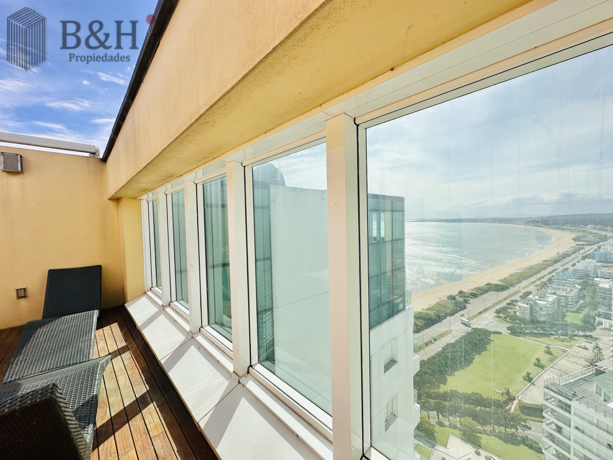 Apartamento ID.4496 - Lujoso Penthouse de 4 Dormitorios con Vista al Mar sobre Playa Mansa, Punta del Este