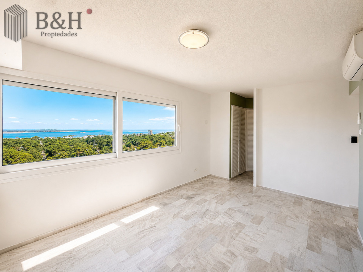Apartamento ID.319 - Venta y alquiler anual de amplio apartamento de tres dormitorios completamente reciclado sobre Roosevelt, Punta del Este