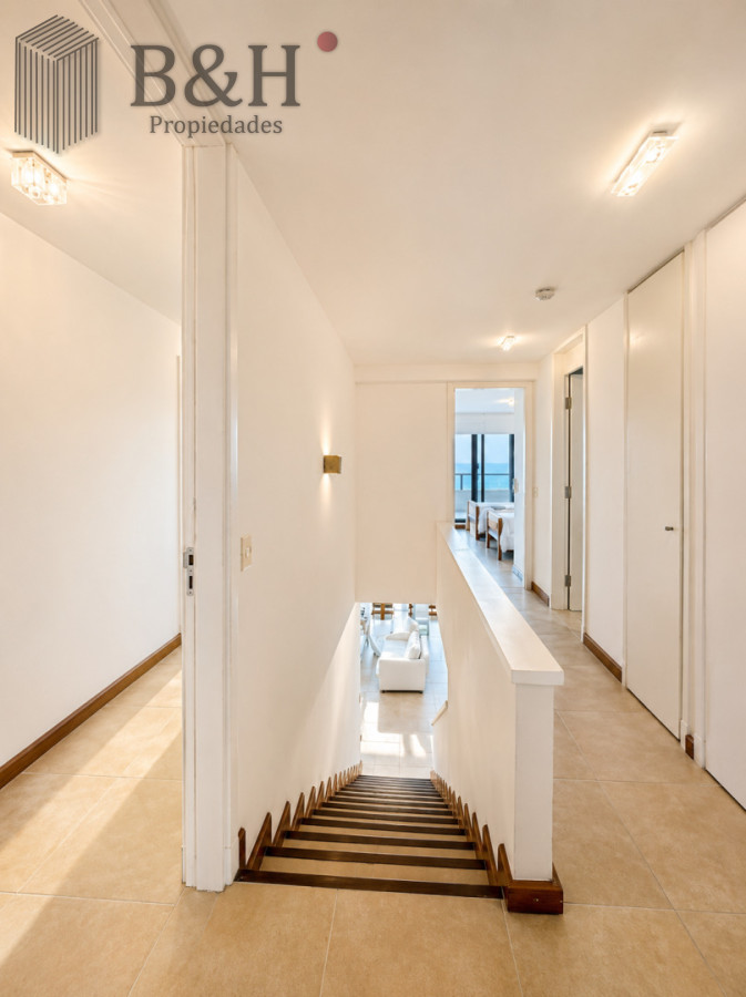 Apartamento ID.6472 - Excelente y amplio departamento duplex en venta de 3 dormitorios mas dependencia con parrillero, Punta Ballena