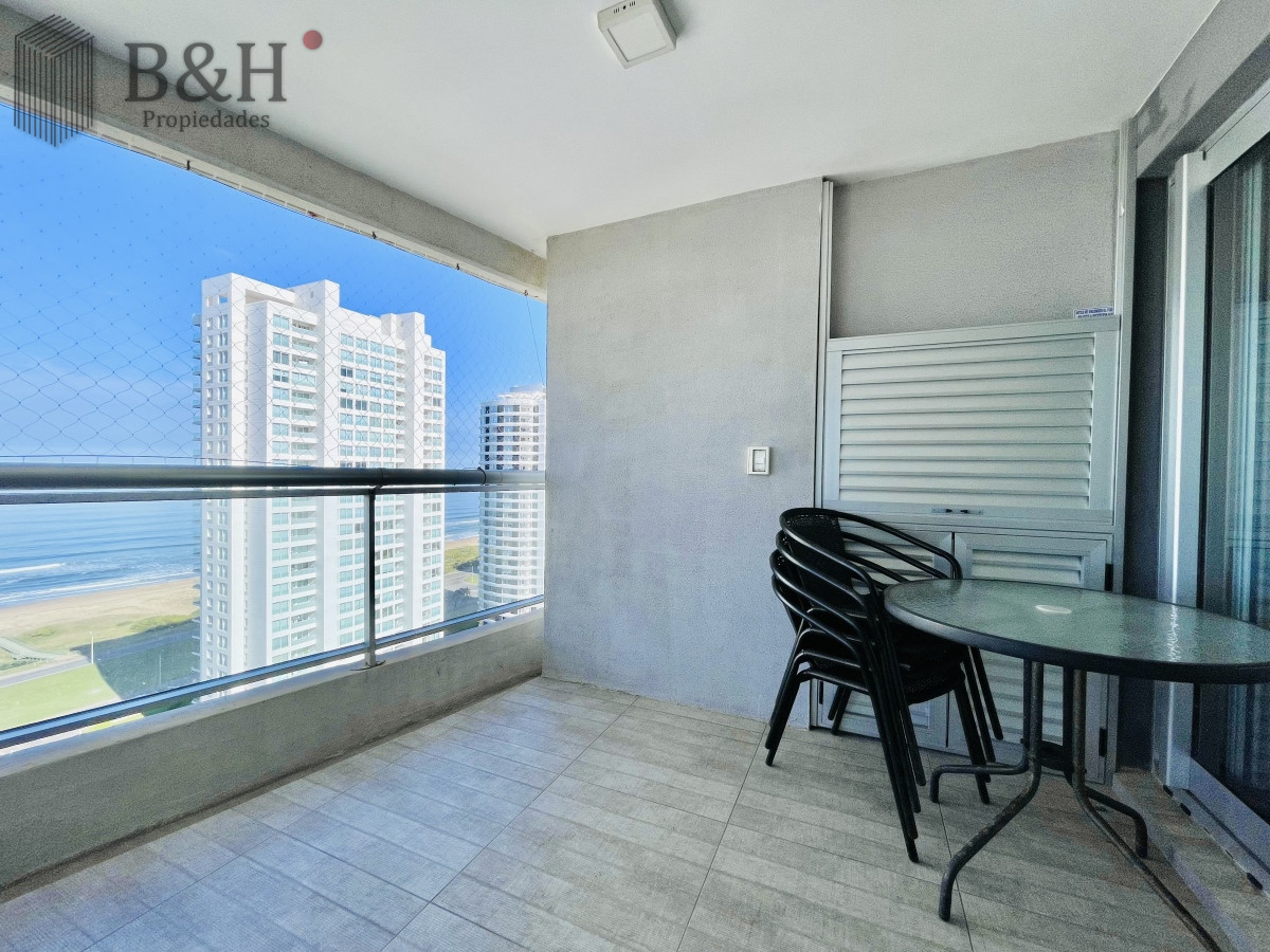 Apartamento ID.3294 - Apartamento con Vista al Mar de 3 Dormitorios y Dependencia + Parrillero en Playa Brava, Punta del Este 