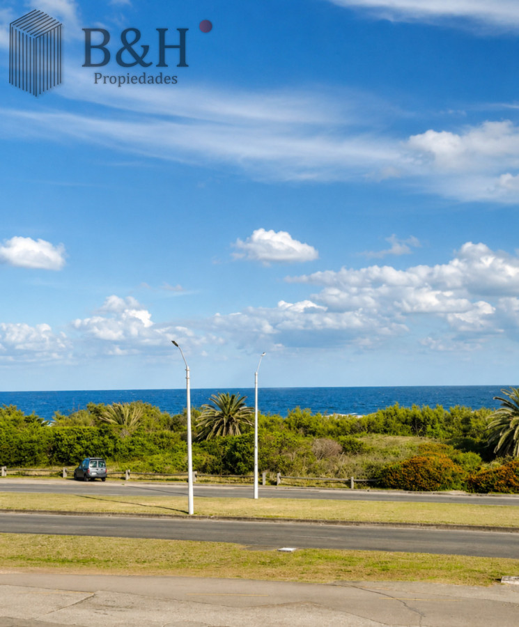Apartamento ID.6544 - Venta de apartamento de 3 dormitorios sobre primera fila de Playa Brava, Punta del Este
