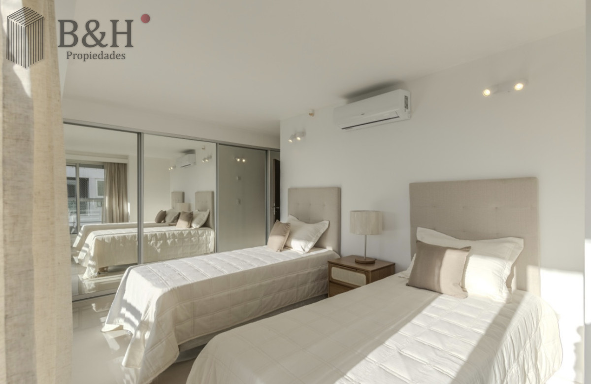 Apartamento ID.5441 - Moderno Penthouse con Vista al Mar, en Playa Brava, 3 Dormitorios con Parrillero y Dependencia de servicio