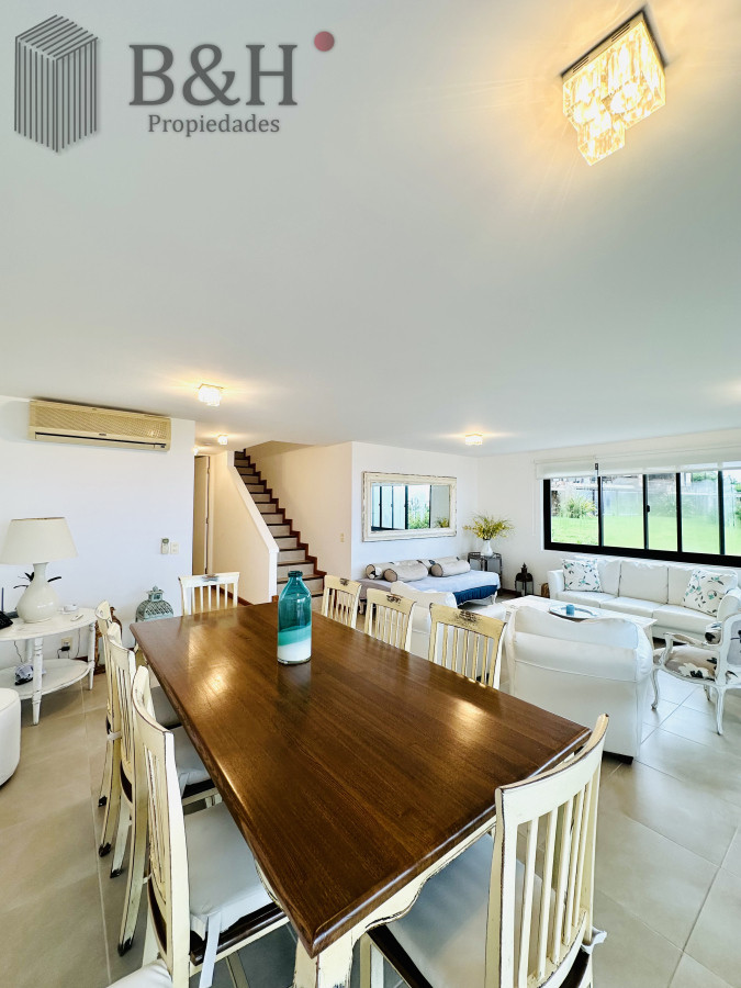 Apartamento ID.6472 - Excelente y amplio departamento duplex en venta de 3 dormitorios mas dependencia con parrillero, Punta Ballena
