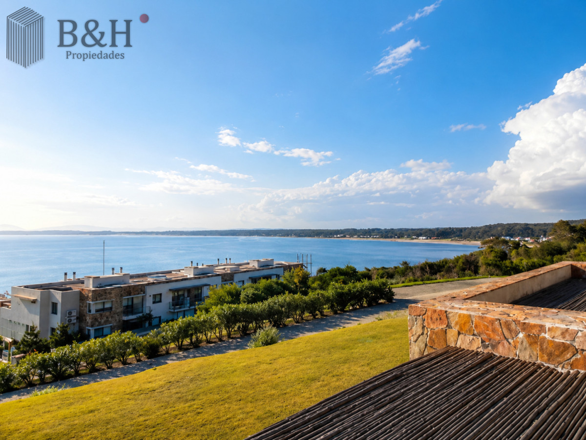 Apartamento ID.6472 - Excelente y amplio departamento duplex en venta de 3 dormitorios mas dependencia con parrillero, Punta Ballena