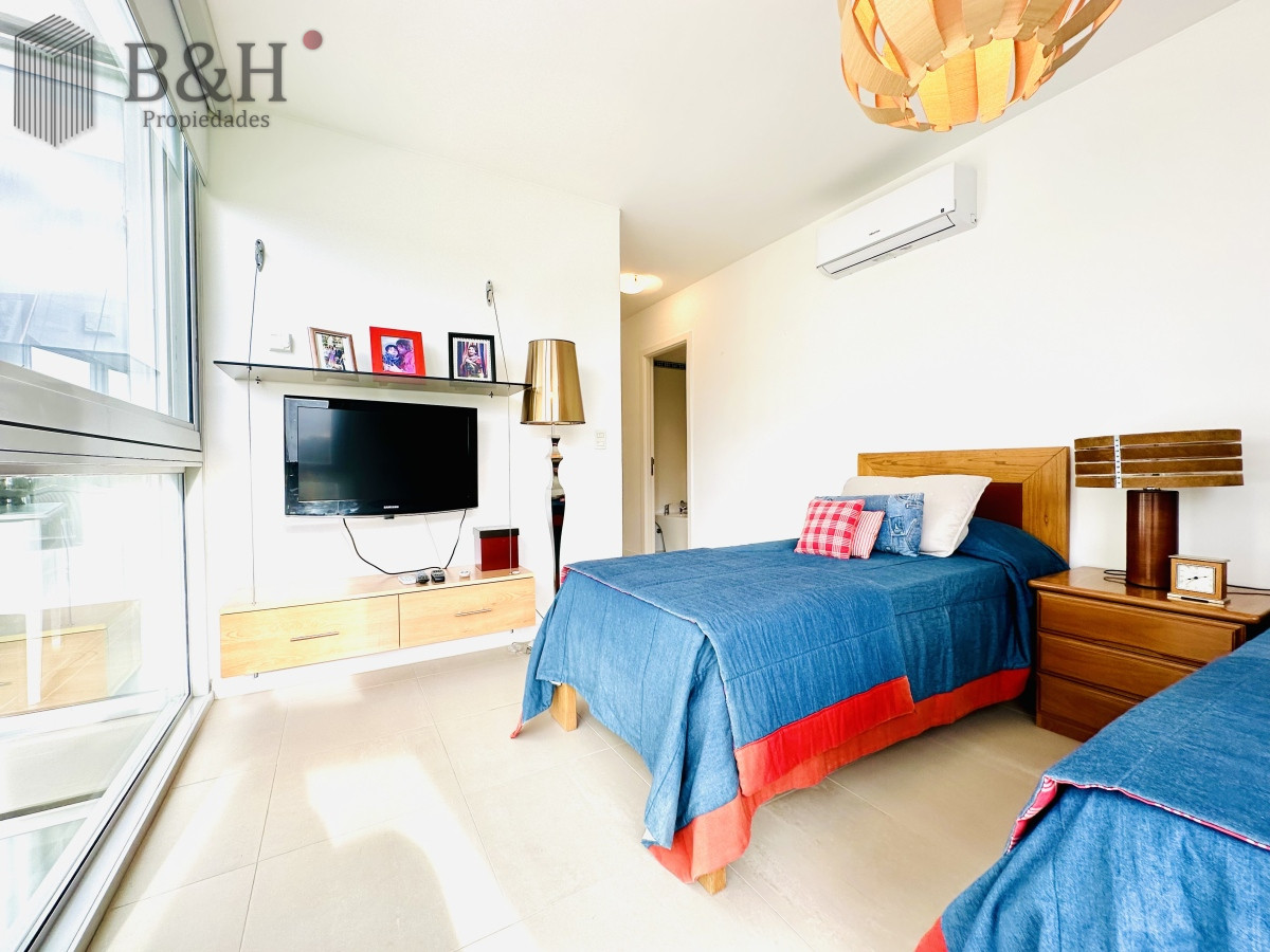 Apartamento ID.2690 - Oportunidad en Venta y Alquiler temporal de maravilloso departamento esquinero en Torre Le Parc, Playa Brava, Punta del Este