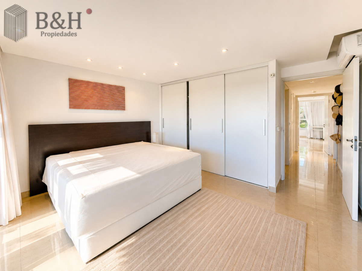 Apartamento ID.6544 - Venta de apartamento de 3 dormitorios sobre primera fila de Playa Brava, Punta del Este